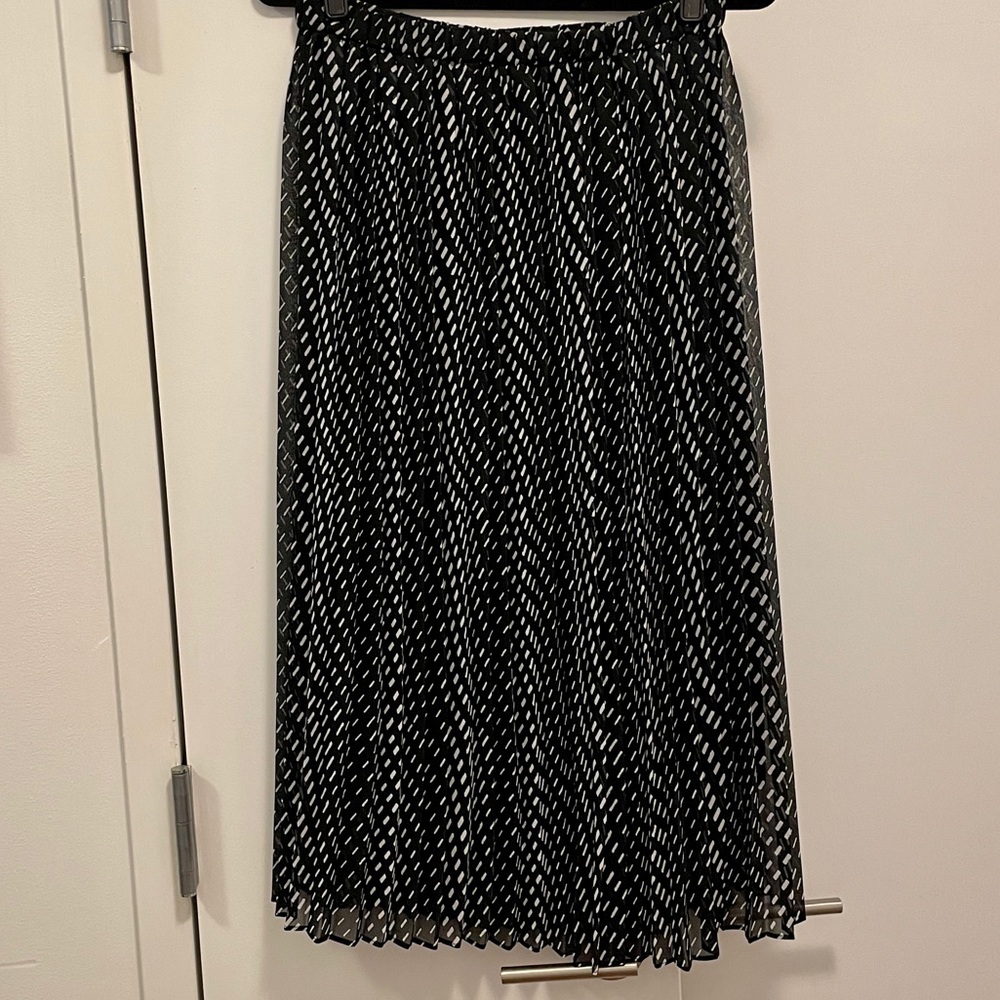Uniqlo skirt // black and white